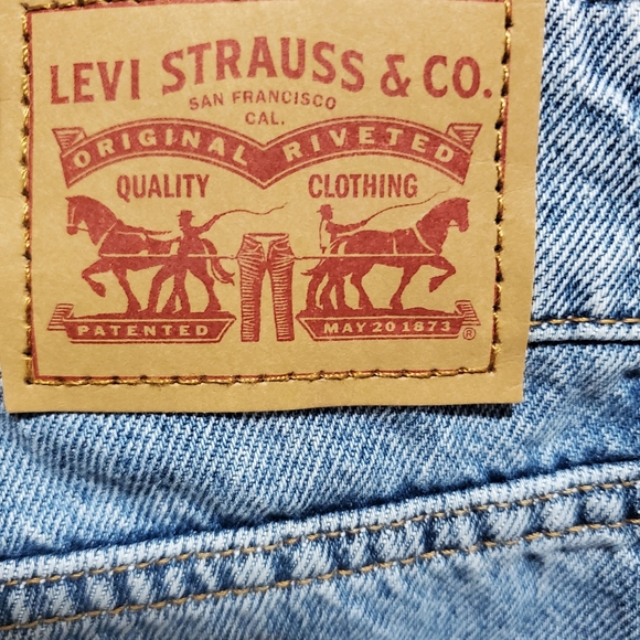 Levi Strauss & Co Women's 31x32 Light Wash Distressed Straight Leg Jeans - Picture 3 of 6